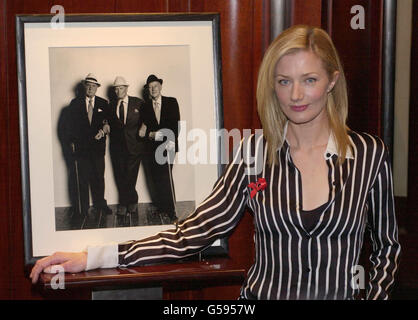 Die Schauspielerin Joely Richardson steht, mit einem fotografischen Porträt von Terence Donovan von Sir Ralph Richardson, Left, Sir Laurence Olivier, Centre und Sir Alec Guinness, aufgenommen 1980 unter der Bedingung, dass es erst nach ihrem Tod veröffentlicht werden sollte. * das Foto soll am 22. Januar mit 53 anderen Partien bei Christie's, London, versteigert werden, um Gelder für die HIV-Wohltätigkeitsorganisation, den London Lighthouse, zu sammeln. Stockfoto