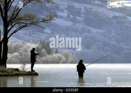 Angler fischen am ersten Tag der Lachssaison auf dem Tay River in Kenmore in Schottland nach Lachs. Der ehemalige englische Cricketspieler Ian Botham nahm ebenfalls an der Veranstaltung Teil. Stockfoto