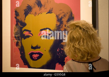 Ellie Manwell sieht einen Siebdruck von Marilyn Monroe von Andy Warhol in der Dulwich Picture Gallery vor einer großen neuen Ausstellung des US-Künstlers. Stockfoto