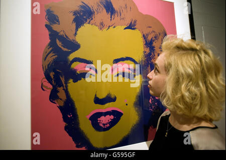 Ellie Manwell sieht einen Siebdruck von Marilyn Monroe von Andy Warhol in der Dulwich Picture Gallery vor einer großen neuen Ausstellung des US-Künstlers. Stockfoto