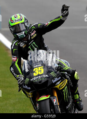 Motorradfahren - 2012 Hertz großer Preis von Großbritannien - Tag drei - Rennen - Moto GP - Silverstone. Der britische Cal Crutchlow würdigt die Menge nach der britischen Moto GP-Runde auf dem Silverstone Circuit in Northamptonshire. Stockfoto