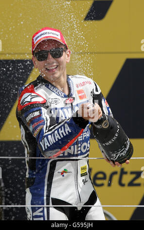 Motorradfahren - 2012 Hertz großer Preis von Großbritannien - Tag drei - Rennen - Moto GP - Silverstone. Der spanische Jorge Lorenzo feiert seinen Sieg während der britischen Moto GP-Runde auf dem Silverstone Circuit in Northamptonshire. Stockfoto