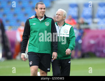 Repuiblic von Richard Dunne (rechts) und Manager Giovanni Trappatoni während einer Trainingseinheit im Stadtstadion in Poznan, Polen. Stockfoto