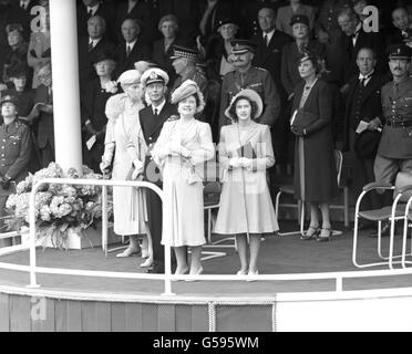 Am Ende der Siegesparade fand eine Fliege an 300 Flugzeugen der RAF über der Saluting Base in der Mall statt, von wo aus die königliche Familie sie beobachtete. Stockfoto