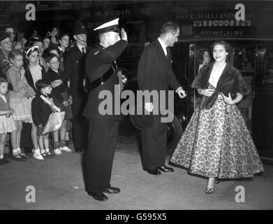 Prinzessin Margaret kommt am Scala Theatre, Soho, London, an, um eine Wohltätigkeitsvorstellung der Komödie „Lord and Lady Algy“ aus den 1890er Jahren zu sehen. Stockfoto