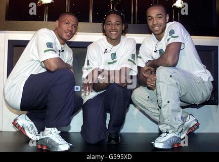 Der schnellste Mann und die schnellste Frau der Welt, die US-Sprinter Maurice Greene (L) und Marion Jones mit Arsenals Thierry Henry posieren vor den neuen Nike Shox Laufschuhen bei der Produkteinführung im Zentrum von London. * Greene gewann die Goldmedaille bei den Olympischen Spielen in Sydney 2000 in den 100 m der Männer und Jones gewann die Goldmedaille bei den Frauen. Der Schuh verwendet vier federähnliche Säulen in der Ferse, die nach Angaben des Unternehmens zur Verbesserung der Leistung beitragen werden. Stockfoto