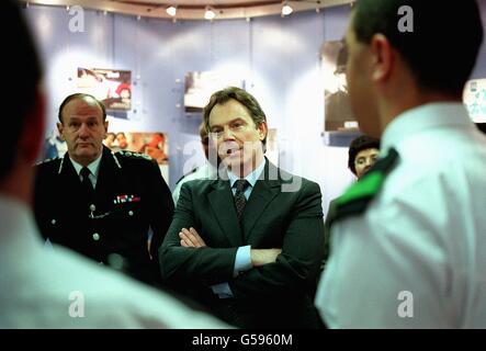 Premierminister Tony Blair (Mitte) mit dem Kommissar der Metropolitan Police, Sir John Stevens (links), im Gespräch mit Polizeirekruten, die derzeit während eines Besuchs bei einer Metropolitan Police an der Police Training College in Hendon ausgebildet werden. * ...Rekrutierungszentrum in Westminster. Stockfoto