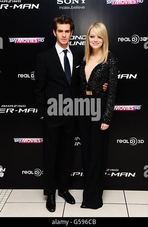 Andrew Garfield und Emma Stone kommen zur Premiere von The Amazing Spider-man am Odeon Leicester Square in London. Stockfoto
