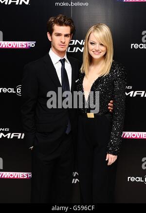 Andrew Garfield und Emma Stone kommen zur Premiere von The Amazing Spider-man am Odeon Leicester Square in London. Stockfoto