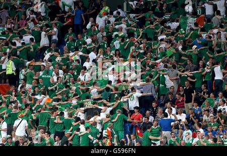 Fußball - UEFA Euro 2012 - Gruppe C - Italien / Republik Irland - Stadtstadion. Fans der Republik Irland spielen das „Poznan“ in den Tribünen Stockfoto