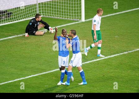 Italiens Mario Balotelli (2. Links) Wird von Teamkollege Leonardo Bonucci nach dem Tor gratuliert Das zweite Tor der Spieleseite Stockfoto