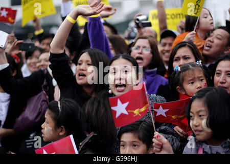 Die birmanischen Bürger jubeln Burmas pro-demokratische Führerin Aung San Suu Kyi an, nachdem sie bei einem speziellen Konzert im Freien die Freiheit der Stadt Dublin erhalten haben. Stockfoto