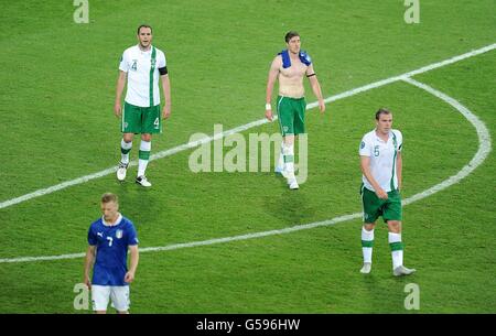 John O'Shea (oben links), Stephen ward und Richard Dunne (rechts) der irischen Republik sehen nach dem letzten Pfiff niedergeschlagen aus Stockfoto