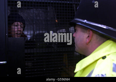 Während einer Demonstration wird ein Protestler von der Polizei außerhalb von Huntingdon Life Sciences, Cambridgeshire, festgenommen. Das Drogentesting-Unternehmens musste gespannt warten, um zu erfahren, ob es sich in letzter Minute eine Geldspritze gesichert hatte, um es vor dem Bankrott zu retten. * Inzwischen argumentierte die Gewerkschaft Manufacturing Science and Finance, dass die Mitarbeiter des Unternehmens einen "prinzipienfesten Standpunkt gegen den Terrorismus" eingenommen hätten. Stockfoto