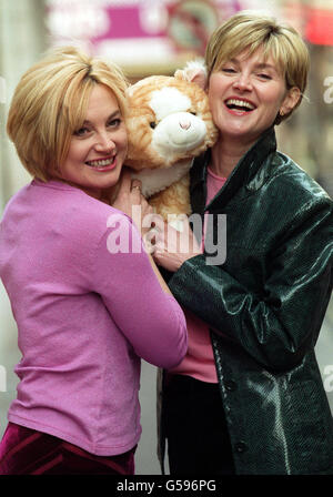 Die Fernsehmoderatoren Wendy Turner-Webster (links) und Anthea Turner vor der Atlantic Bar and Grill im Zentrum von London, bei der Eröffnung der gemeinnützigen Kampagne „Cats Protection 2004“. Stockfoto