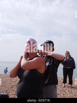 Anna Wardley bereitet sich auf ihr Schwimmen rund um Portsea Island vor, das am Strand von Eastney beginnt. Die Langstrecken-Schwimmerin hat sich im Rahmen einer zweijährigen Spendenaktion auf den Weg gemacht, um eine der britischen Inseln zu umschwimmen. Stockfoto