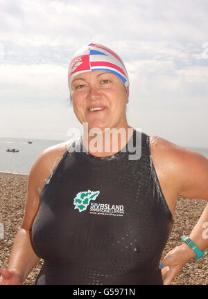 Anna Wardley bereitet sich auf ihr Schwimmen rund um Portsea Island vor, das am Strand von Eastney beginnt. Die Langstrecken-Schwimmerin hat sich im Rahmen einer zweijährigen Spendenaktion auf den Weg gemacht, um eine der britischen Inseln zu umschwimmen. Stockfoto