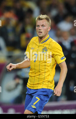 Fußball - UEFA Euro 2012 - Gruppe D - Schweden - England - NSC Olimpiyskiy. Schwedens Sebastian Larsson Stockfoto