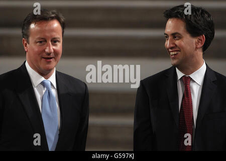 Premierminister David Cameron spricht mit dem Vorsitzenden der Labour Party, Ed Miliband, während sie in der Westminster Hall vor einer Rede der Oppositionsführerin Aung San Suu Kyi aus Myanmar im Zentrum von London stehen. Stockfoto