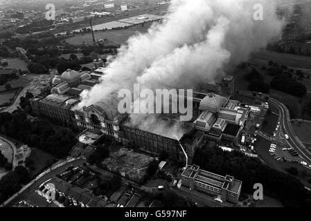 Eine Luftaufnahme des historischen Londoner Alexandra Palace, wo mehr als 200 Feuerwehrmänner gegen einen Großbrand im viktorianischen Komplex kämpften. Die große Halle (die tonnenförmige Struktur, die in Rauch gehüllt ist) des Palastes, erbaut 1875, wurde schwer beschädigt. Es wird angenommen, dass niemand verletzt wurde. Stockfoto