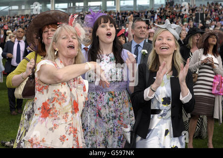 Racegoers beobachten das Geschehen am dritten Tag des Royal Ascot-Treffens 2012 auf der Ascot Racecourse, Berkshire. Stockfoto