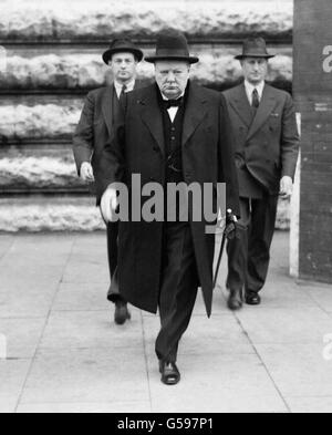 Winston Churchill auf seinem Weg zum Unterhaus, um dem verstorbenen amerikanischen Präsidenten Franklin D. Roosevelt Tribut zu zollen. Stockfoto