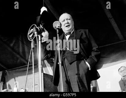 Premierminister Winston Churchill spricht im Walthamstow Stadium, London, vor über 20,000 Zuschauern. Stockfoto