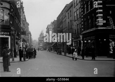 OLD COMPTON STREET, LONDON 1932: Blick auf die Ecke Old Compton Street und Dean Street im Stadtteil Soho von London. Stockfoto