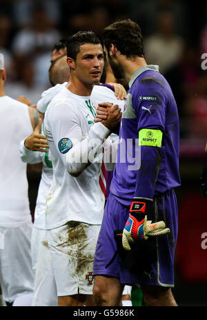 Der Portugiesen Cristiano Ronaldo (links) schüttelt sich die Hände mit dem tschechischen Torhüter Petr Cech nach der letzten Pfeife Stockfoto