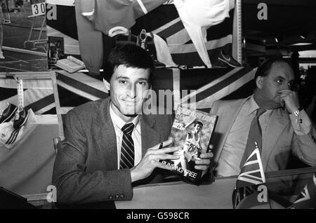 Sebastian Coe mit seinem Buch Running Free, in London. Er unterschrieb Kopien für Käufer in Harrods. Stockfoto