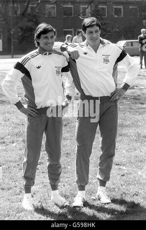 Der Olympiasieger Sebastian Coe, links, und Alan Wells tragen den neuen offiziellen britischen Trainingsanzug für die Olympischen Spiele 1984 in Los Angeles. Der Trainingsanzug, genannt 'Challenger', wurde von Adidas speziell für das Team entworfen. Stockfoto