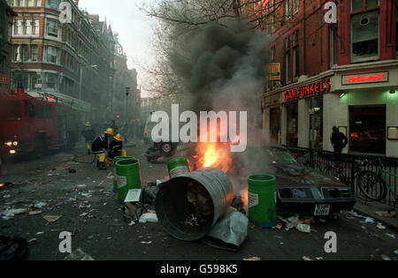 Ein Auto brennt in Charing Cross Rod, London, als Folge des Aufruhrs, der sich aus einem Protest gegen die sogenannte Poll Tax auf dem nahe gelegenen Trafalgar Square entwickelte. Stockfoto