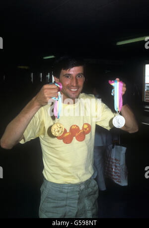 Der britische Athlet Sebastian Coe mit seinen Gold- und Silbermedaillen, als er von den Olympischen Spielen in Los Angeles am Flughafen Heathrow ankam. COE gewann die 1500 Meter und wurde Zweiter in den 800 Metern. Stockfoto