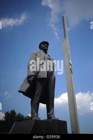 Reisestaken - Donezk - Ukraine. Eine Statue von Lenin auf dem Lenin-Platz, Donezk, Ukraine . Stockfoto