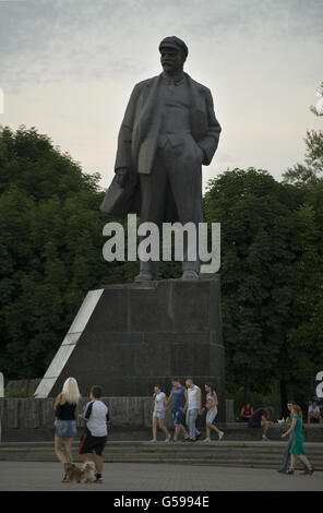 Reisestaken - Donezk - Ukraine. Eine Statue von Lenin auf dem Lenin-Platz, Donezk, Ukraine . Stockfoto