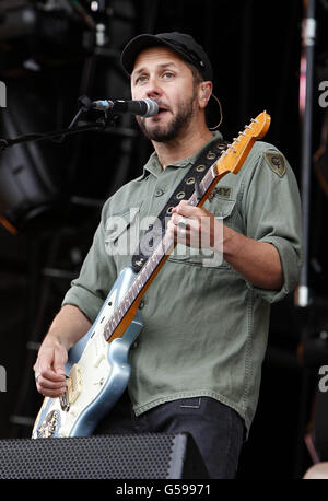 Grant Nicholas of Feeder tritt auf der Hauptbühne des Isle of Wight Festivals auf. Stockfoto