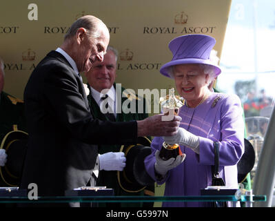 Der Herzog von Edinburgh überreicht die Vase der Königin an Königin Elizabeth II., die am vierten Tag des Royal Ascot-Treffens 2012 auf der Ascot Racecourse, Berkshire, die Gewinnerin war. Stockfoto