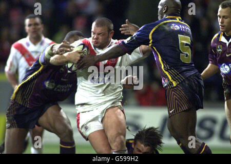 St. Helens's Keiron Cunningham (Mitte) versucht, beim Rugby-League-Spiel der World Club Challenge im Reebok Stadium in Bolton den Wendell Sailor in Brisbane (rechts) zu durchbrechen. Stockfoto