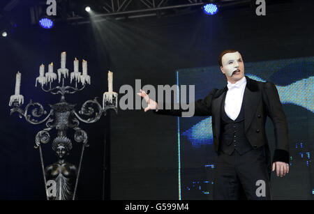 Ein Mitglied der Besetzung von Phantom der Oper tritt im Rahmen der West End Live-Veranstaltung am Trafalgar Square in London auf der Bühne auf. Stockfoto