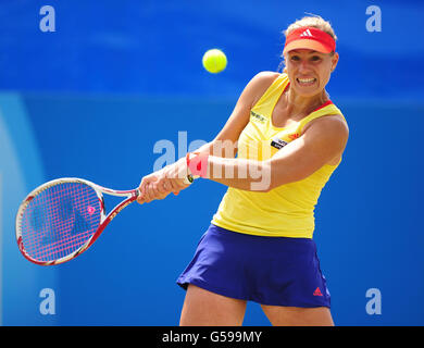 Die deutsche Andelique Kerber ist während des sechsten Tages der AEGON International im Devonshire Park, Eastbourne, gegen die österreichische Tamira Paszek aktiv. Stockfoto