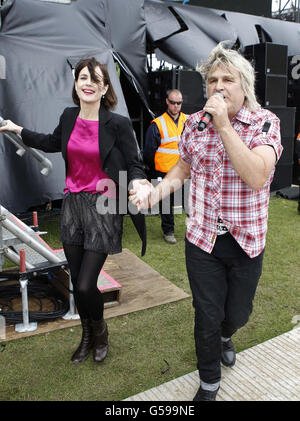 Der große Country-Sänger Mike Peters mit Elizabeth McGovern (links) tritt auf der Main Stage beim Isle of Wight Festival auf. Stockfoto