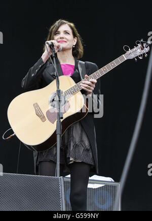 Elizabeth McGovern tritt mit Big Country auf der Hauptbühne beim Isle of Wight Festival auf. DRÜCKEN SIE VERBANDSFOTO. Bilddatum: Samstag, 23. Juni 2012. Siehe PA Story SHOWBIZ Festival. Bildnachweis sollte lauten: Peter Byrne/PA Wire Stockfoto