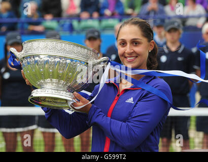 Der Österreicher Tamira Paszek feiert den Sieg des deutschen Adelique Kerber am sechsten Tag der AEGON International im Devonshire Park, Eastbourne. Stockfoto