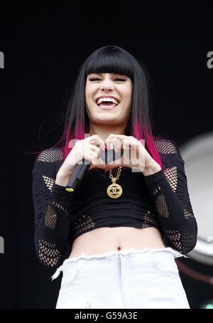 Jessie J tritt auf der Hauptbühne des Isle of Wight Festivals auf. Stockfoto