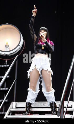 Jessie J tritt auf der Hauptbühne des Isle of Wight Festivals auf. Stockfoto