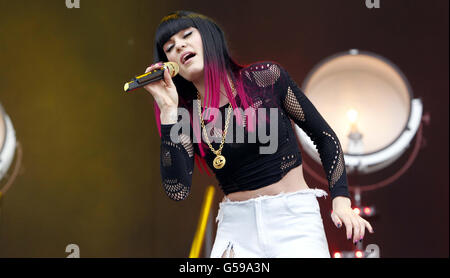 Jessie J tritt auf der Hauptbühne des Isle of Wight Festivals auf. Stockfoto