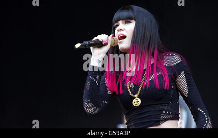 Jessie J tritt auf der Hauptbühne des Isle of Wight Festivals auf. Stockfoto