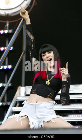 Jessie J tritt auf der Hauptbühne des Isle of Wight Festivals auf. Stockfoto