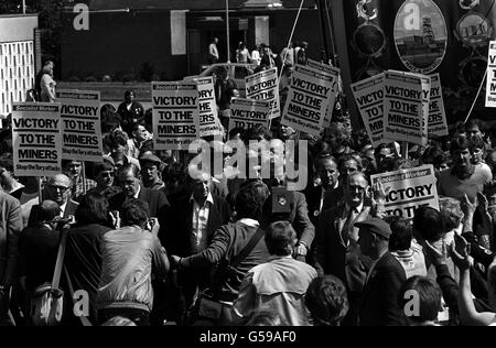 NUM-Präsident Arthur Scargill an der Spitze eines marsches und einer Kundgebung von streikenden Bergleuten, die vom Mansfield Leisure Center in Nottinghamshire abreisten. Stockfoto