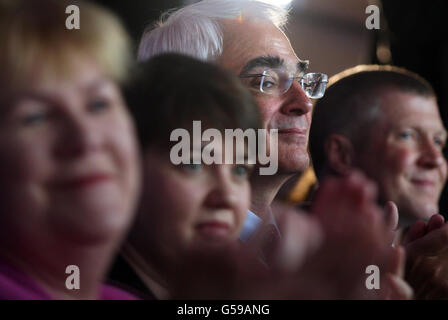 Der ehemalige Kanzler Alistair Darling (zweite rechts) während des Beginns der formellen Kampagne, Schottland im Vereinigten Königreich zu halten, an der Edinburgh Napier University. Stockfoto